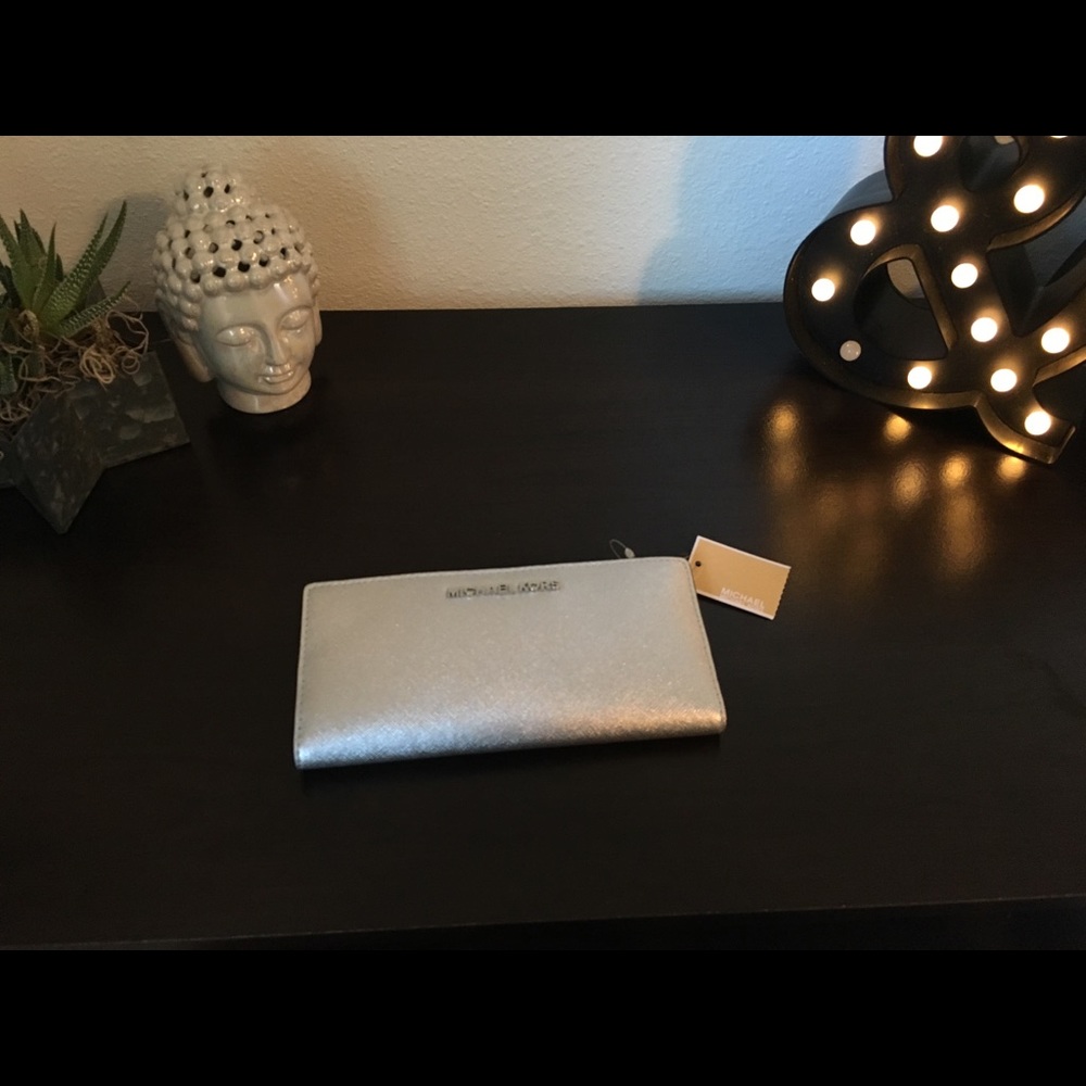 Michael kors jet set travel wallet